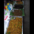 Auf dem Nachtmarkt werden auch Maden und Insekten angeboten